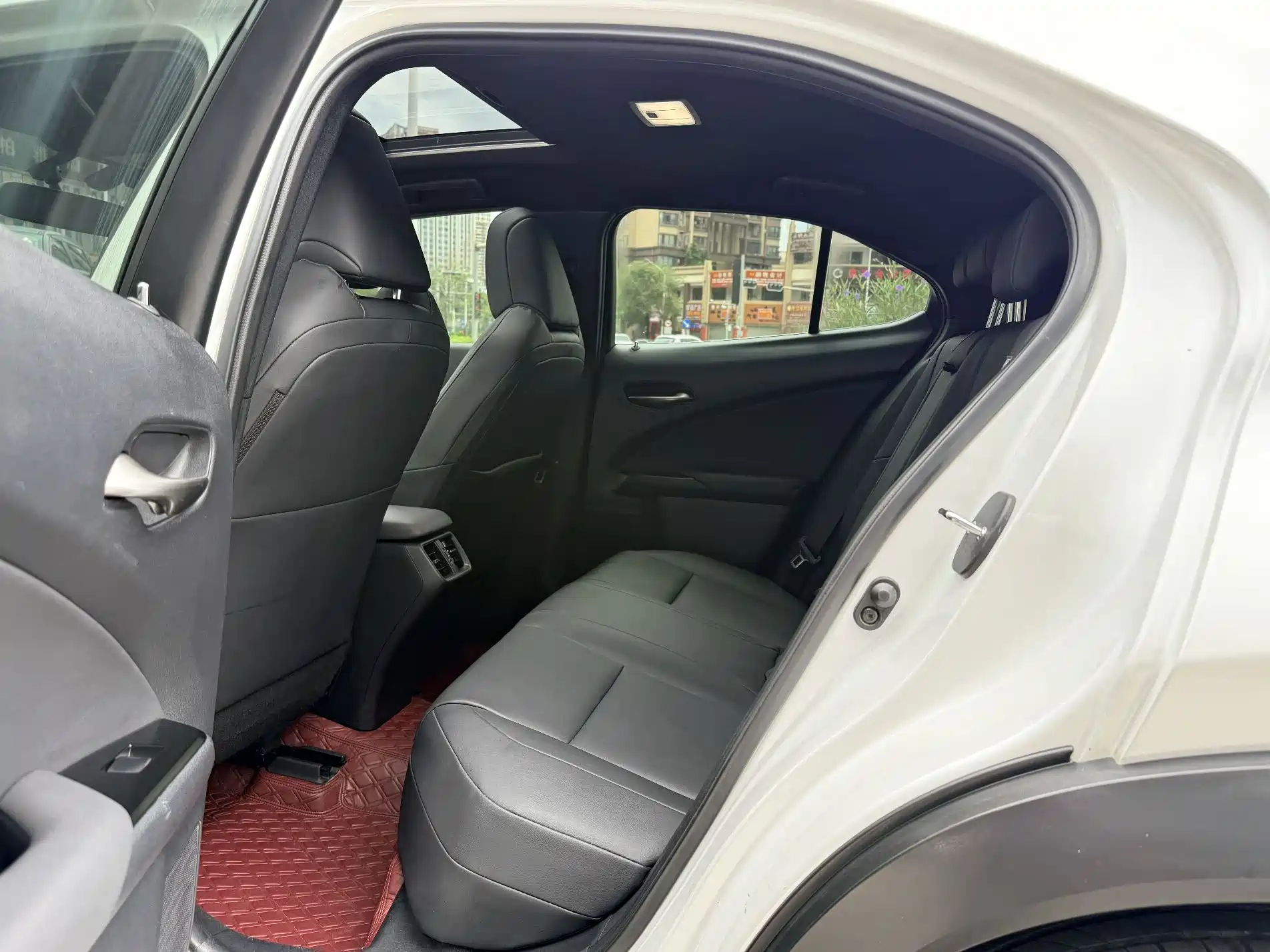 Фото 6 - Lexus UX