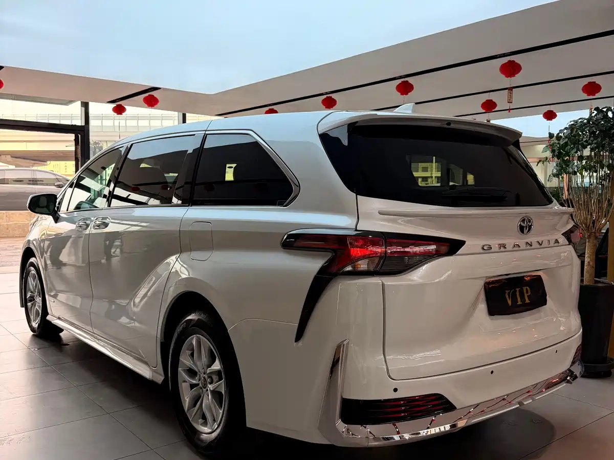 Toyota Granvia 2024 2.5L Hybrid Comfort фото 11