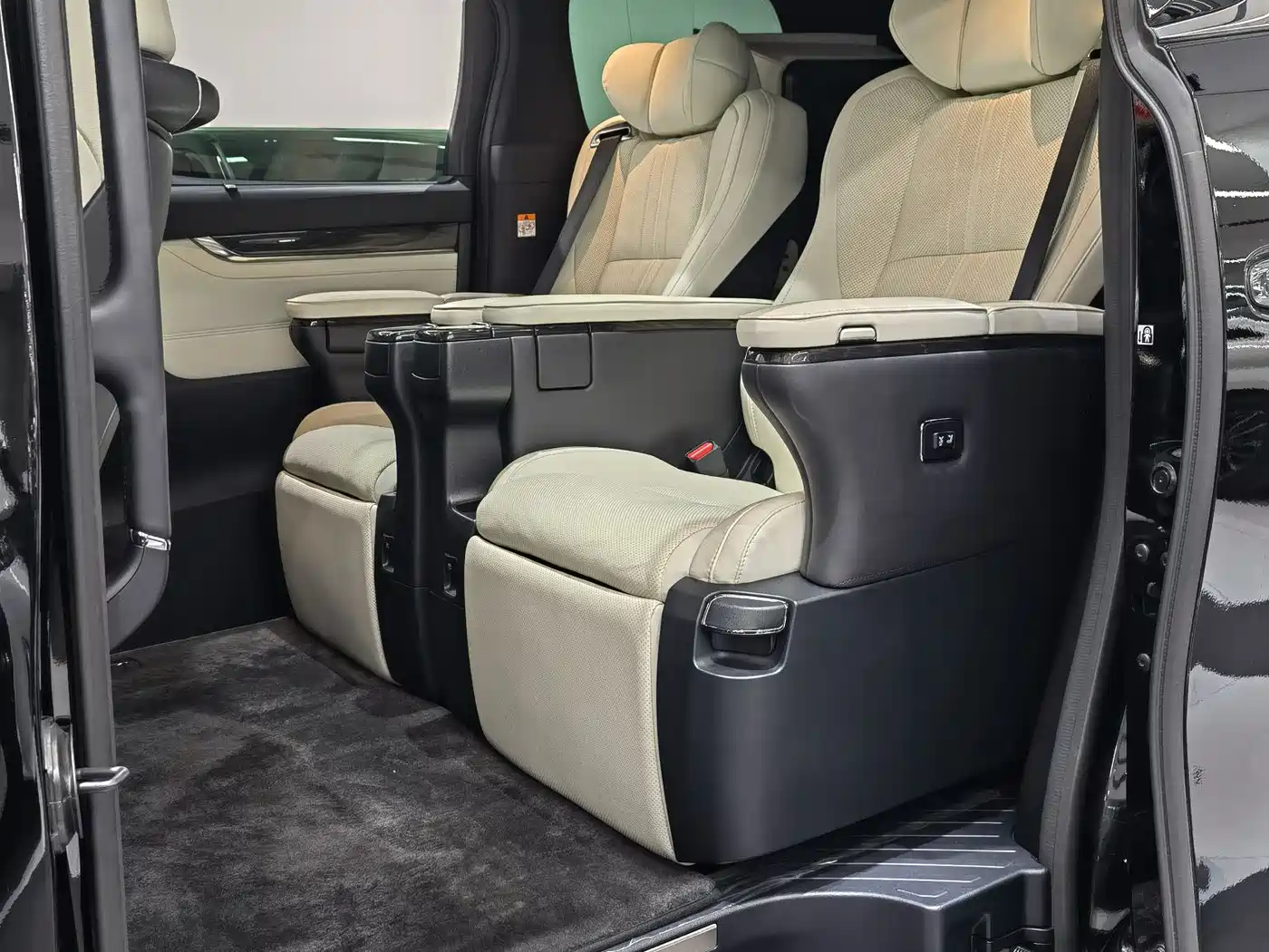 Lexus LM 2020 300h Seven-Seater Elegance Edition фото 9