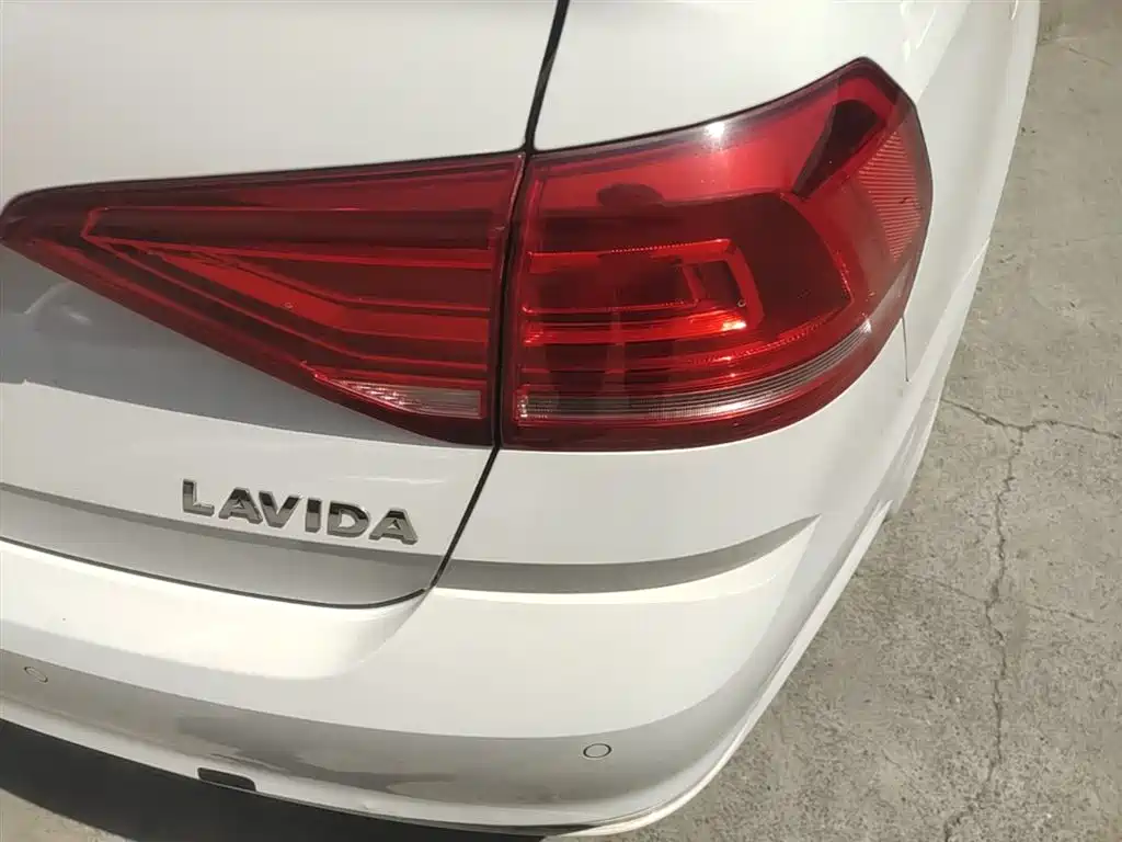 Volkswagen Lavida 2017 1.6L Manual Trend Edition фото 8