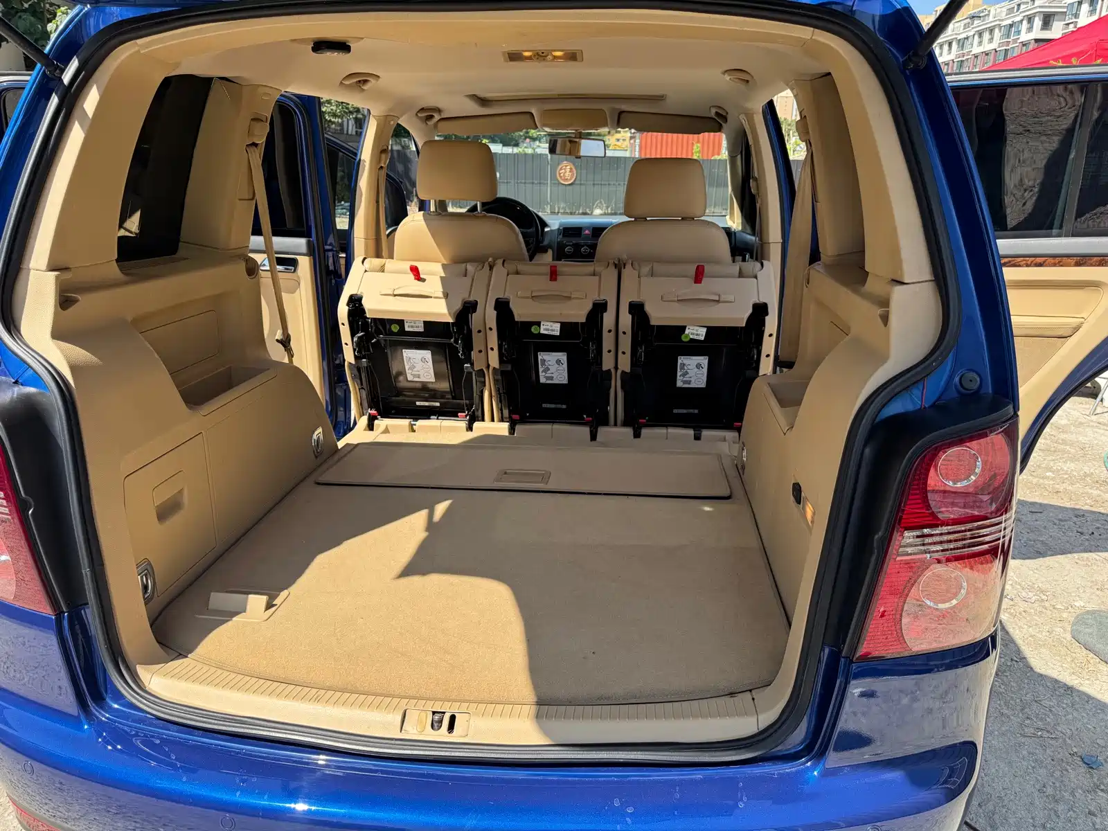 Photo 8 - Volkswagen Touran