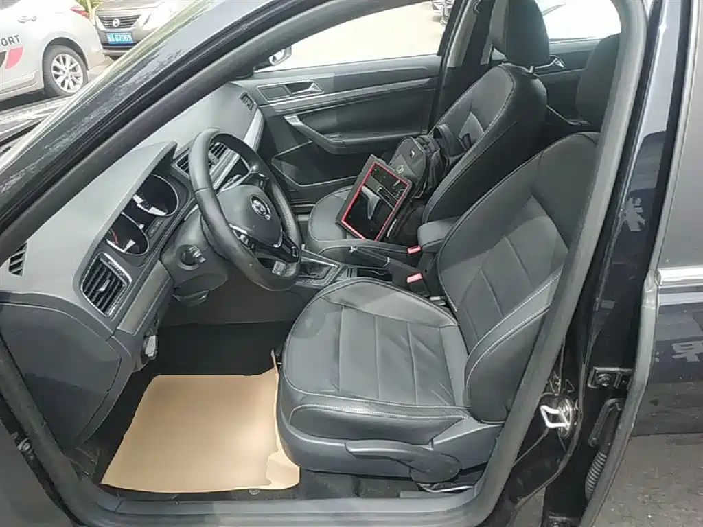 Volkswagen Lavida 2015 1.6L Automatic Comfort Edition фото 15