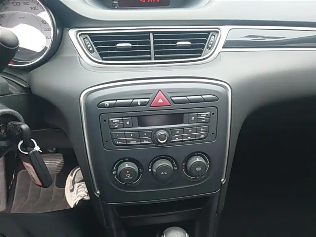 Peugeot 308 2014 Model Joy Edition Classic 1.6L Automatic Superior Style фото 13