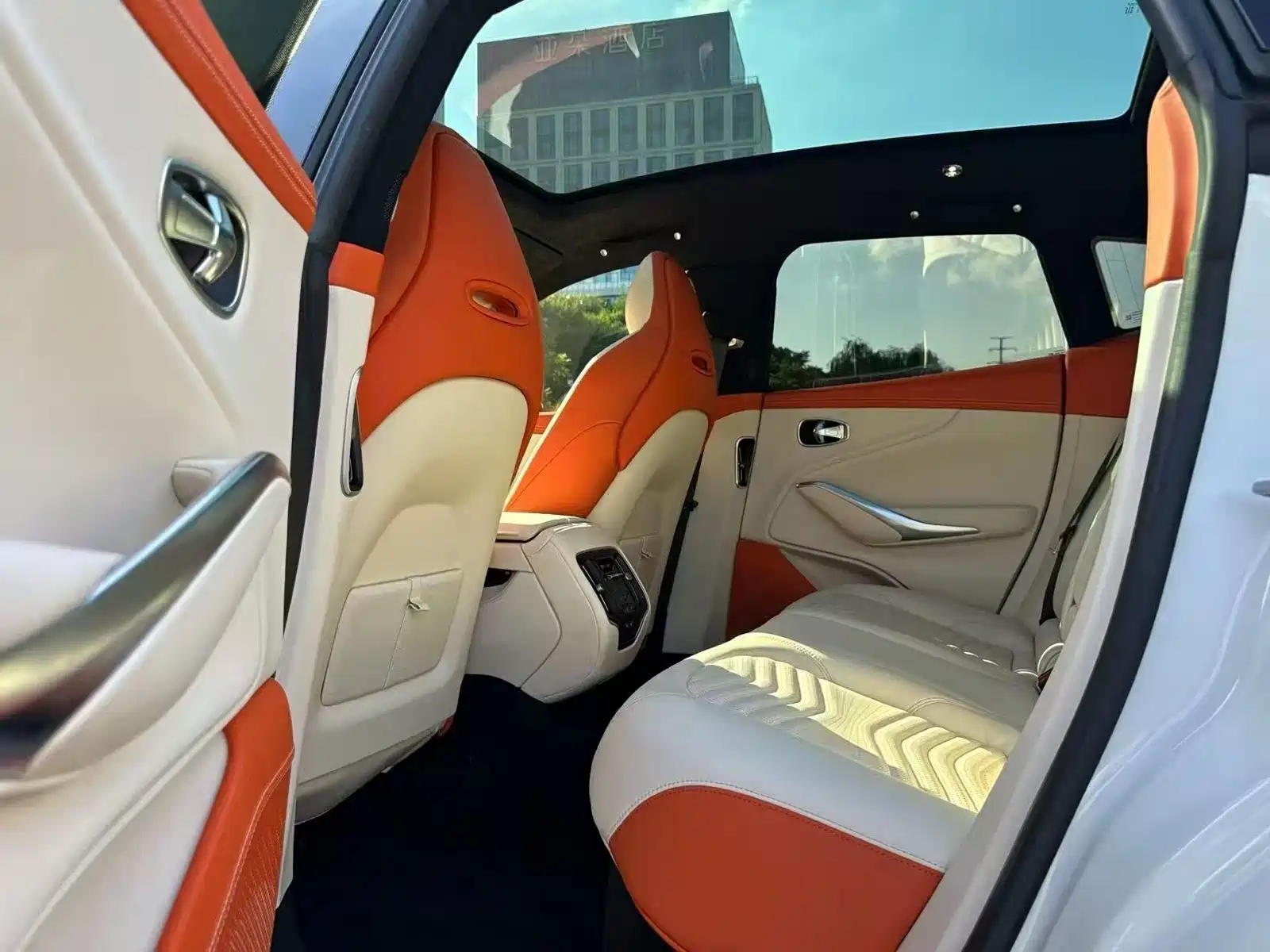 Фото 4 - Aston Martin DBX