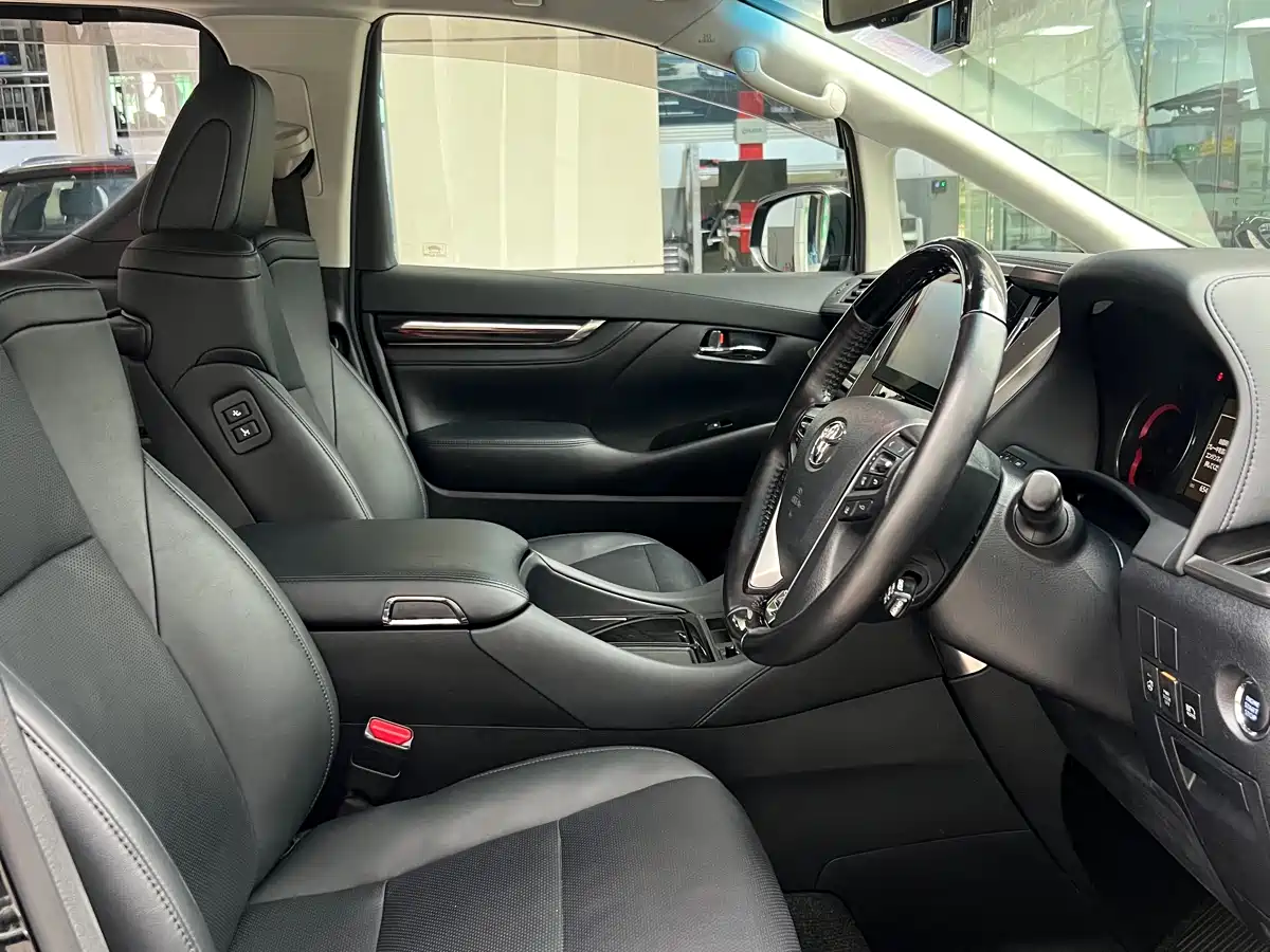 Toyota Vellfire фото 10