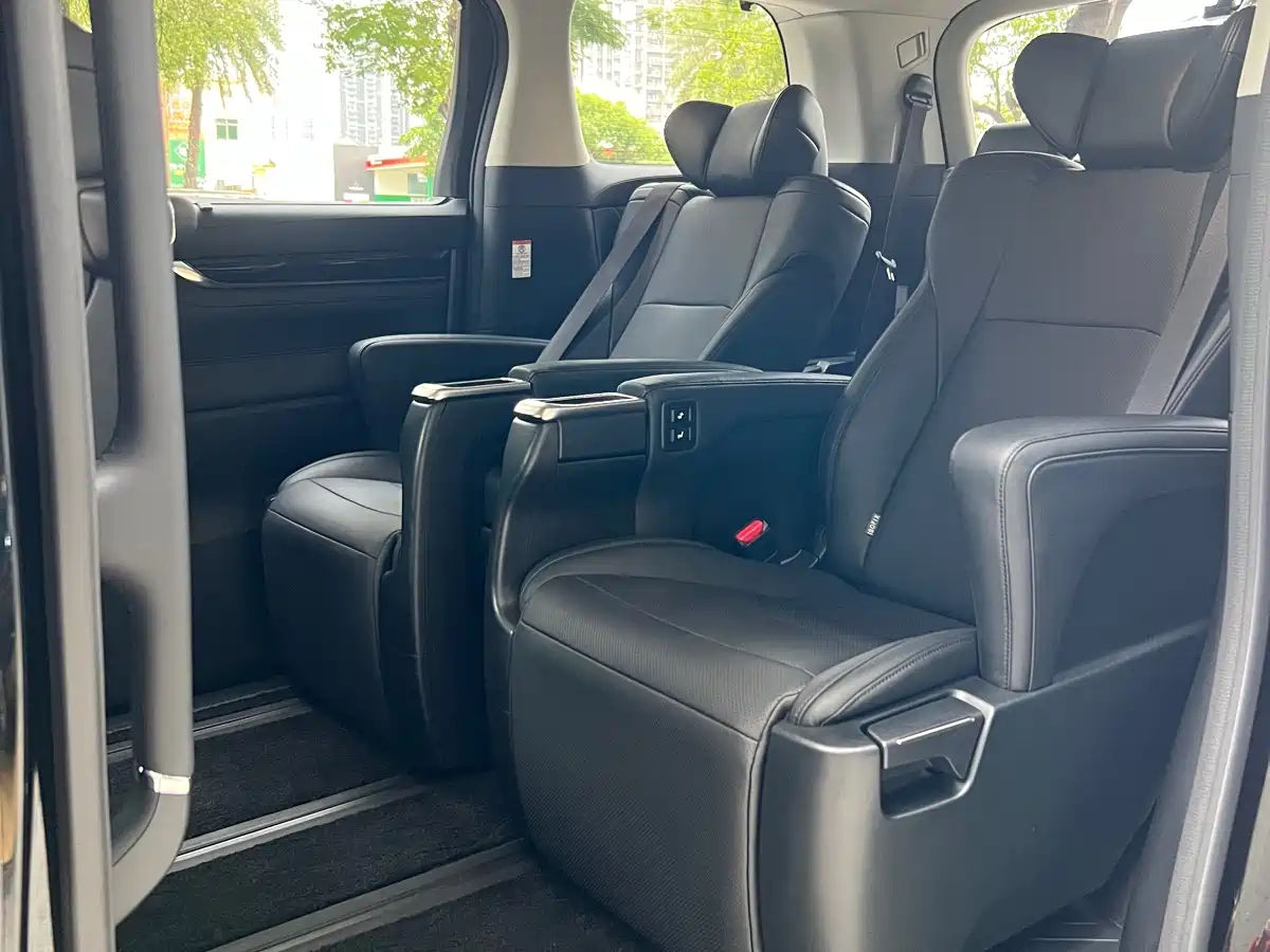 Toyota Vellfire фото 13