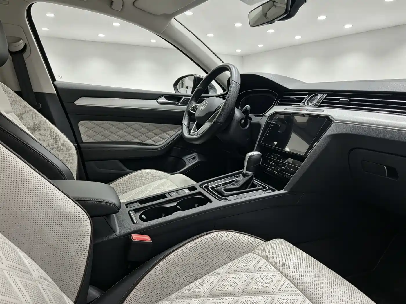 Volkswagen Magotan 2023 Model 2 Million Commemorative Edition 330TSI DSG Luxury фото 7