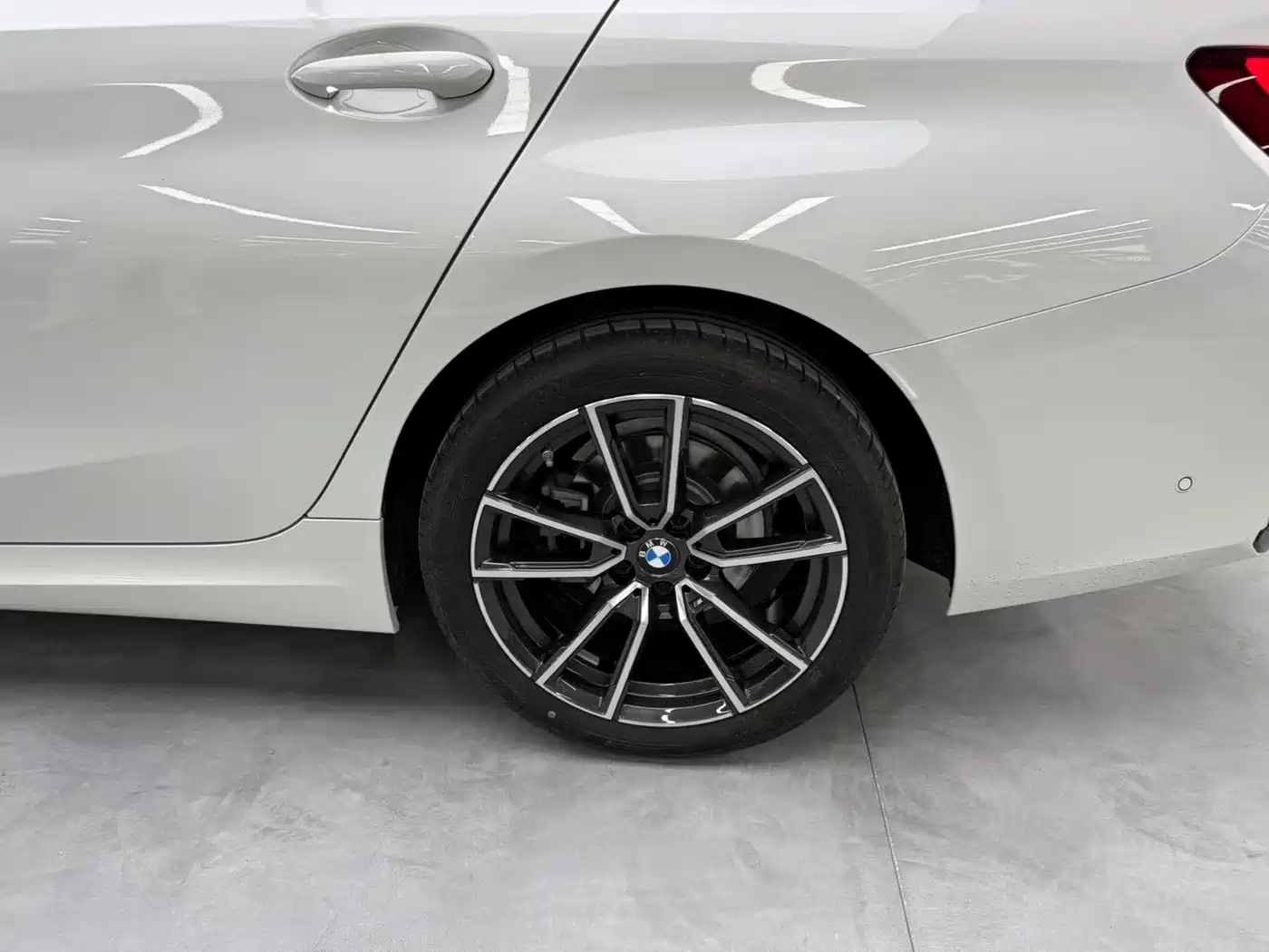 BMW 3 Series 2026 325Li M Sport Package фото 16