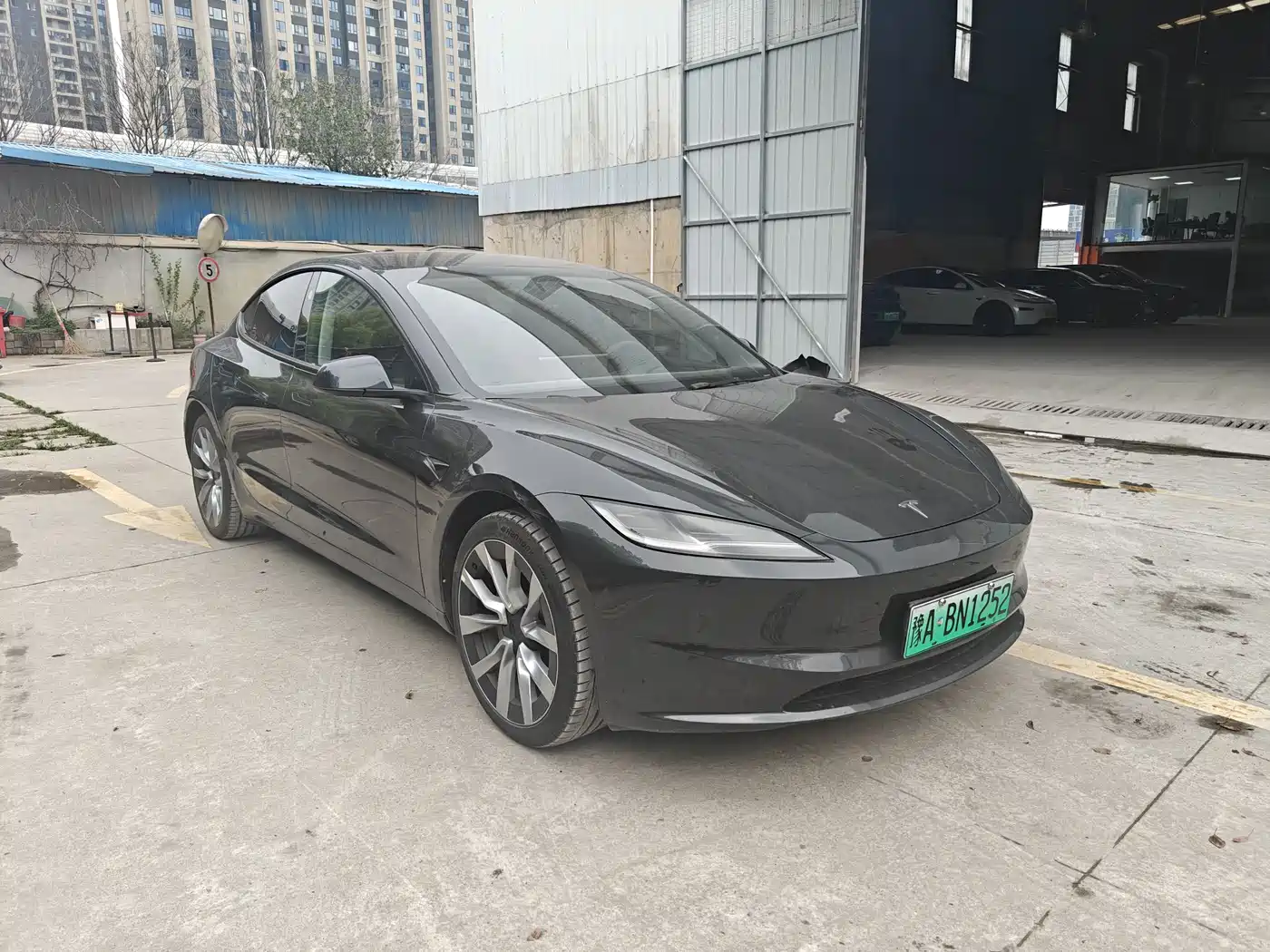 TESLA MODEL 3