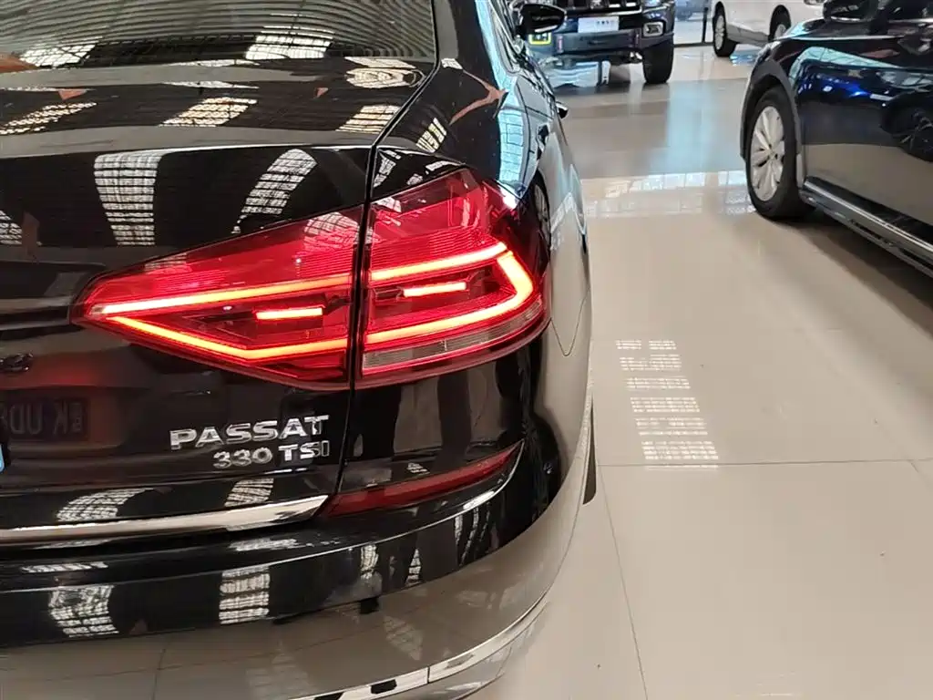 Volkswagen Passat 2016 330TSI DSG Executive Edition фото 8