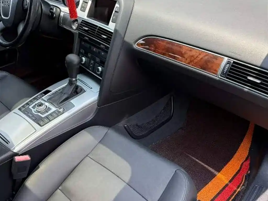 Audi A6L 2011 2.0 TFSI Automatic Comfort фото 2