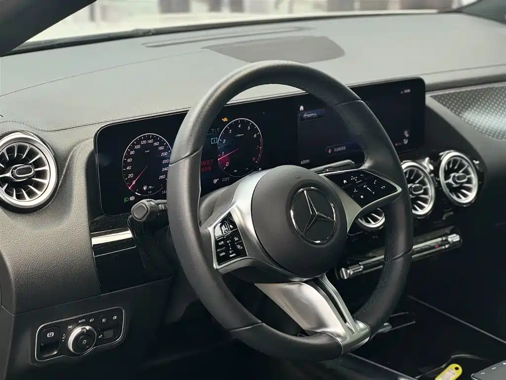 MERCEDES-BENZ GLA