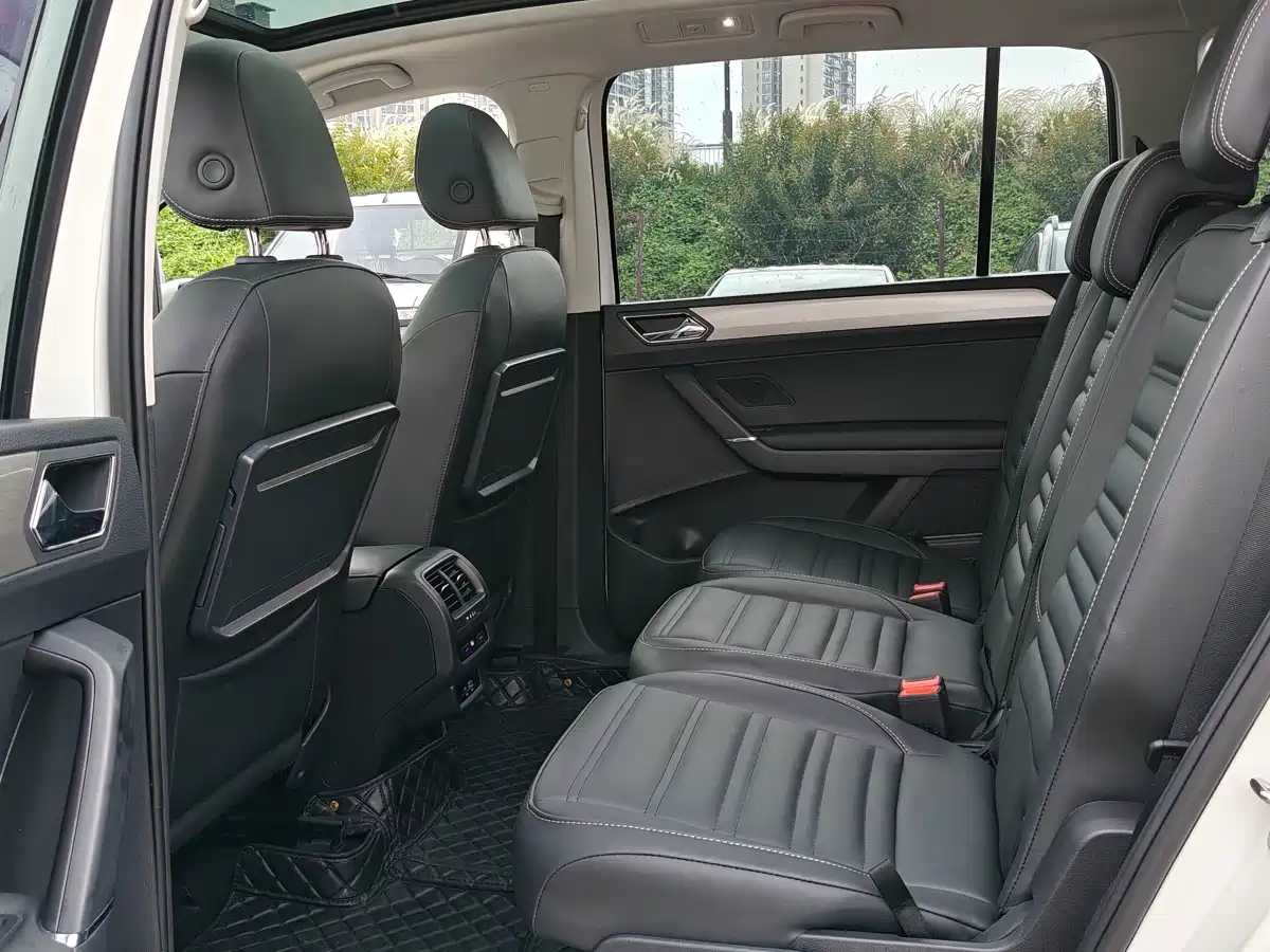 Photo 8 - Volkswagen Touran