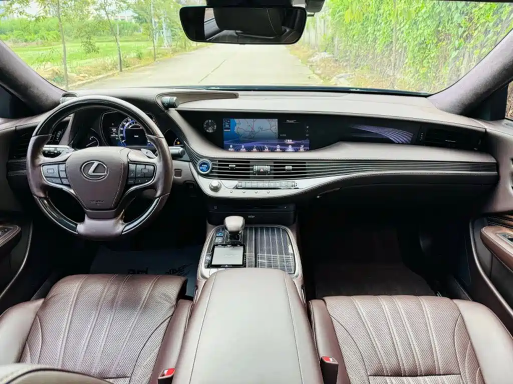 Фото 13 - Lexus LS