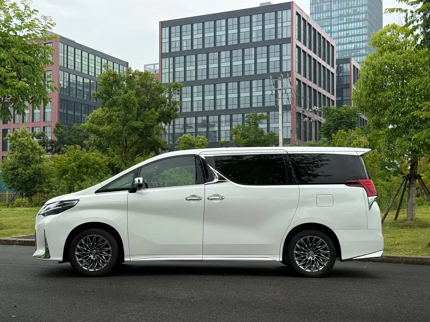 Toyota Alphard 2018 3.5L Premium фото 2