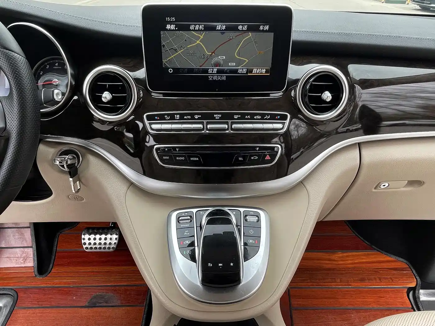 Mercedes-Benz V-Class 2018 V 260 L Premium Long Wheelbase Edition China VI фото 12
