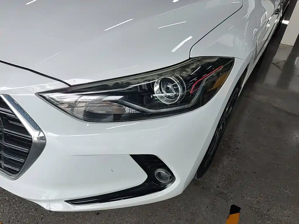 Photo 18 - Hyundai Elantra
