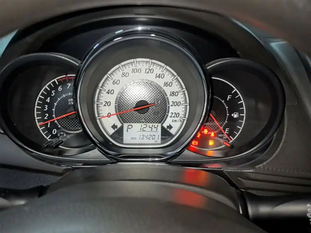 Toyota YARiS L Zhi Xuan 2015 1.5G Auto Sunroof Special Edition фото 12
