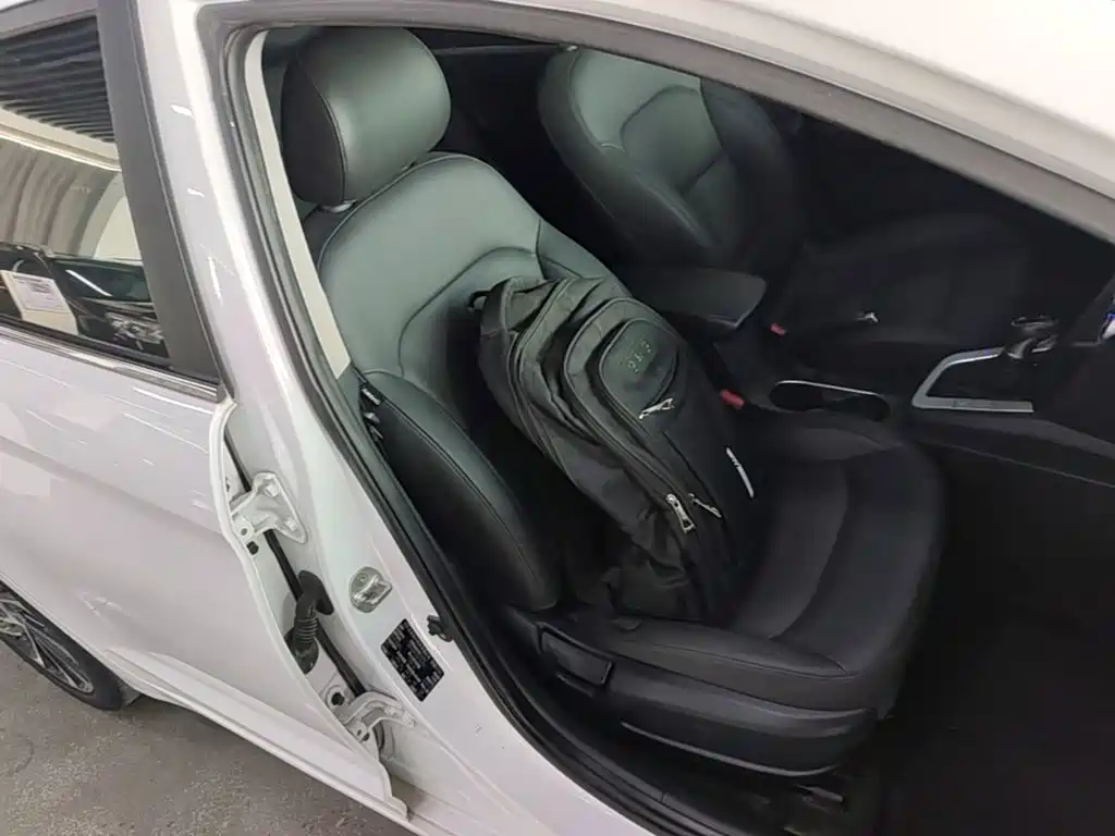 Photo 20 - Hyundai Elantra