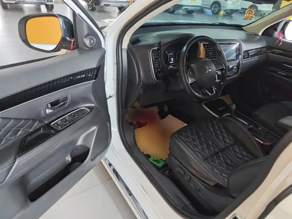 MITSUBISHI OUTLANDER