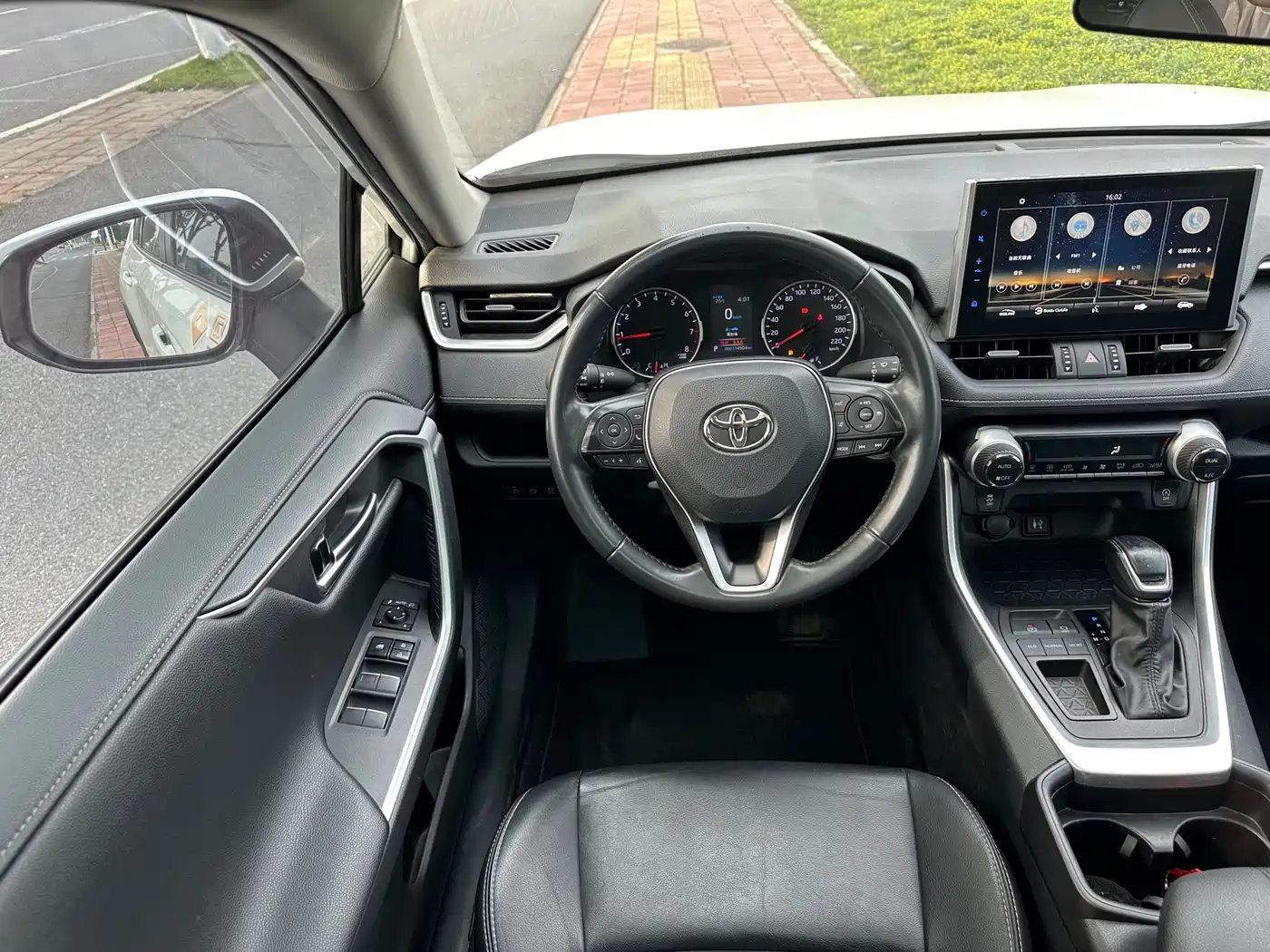 Toyota Wildlander 2022 2.0L CVT FWD Luxury Edition фото 16