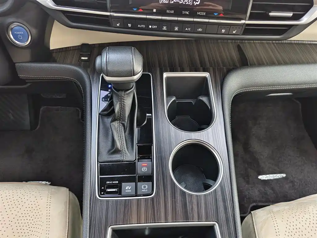 Toyota Sienna 2023 2.5L Hybrid Premium Edition фото 11