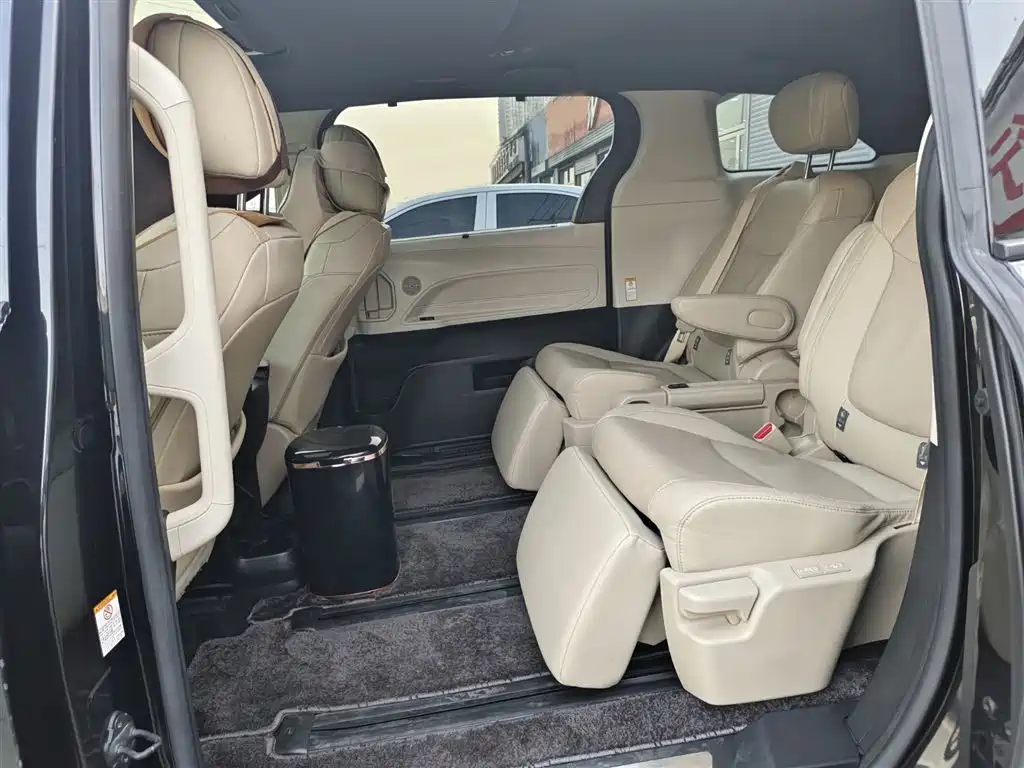 Toyota Sienna 2023 2.5L Hybrid Premium Edition фото 14