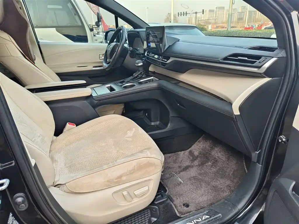 Toyota Sienna 2023 2.5L Hybrid Premium Edition фото 13