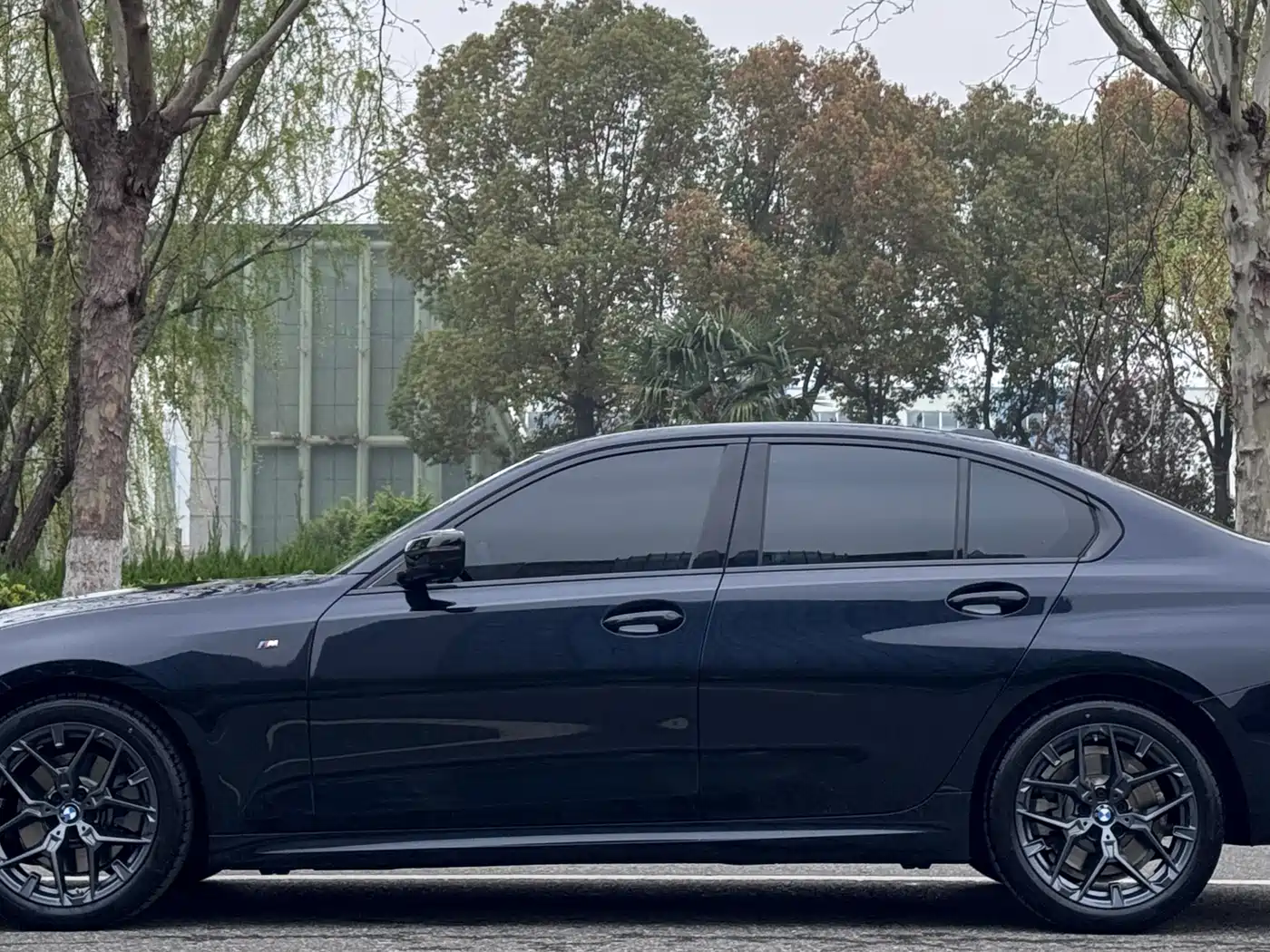 BMW 3 Series 2025 330i M Sport Night Edition фото 3