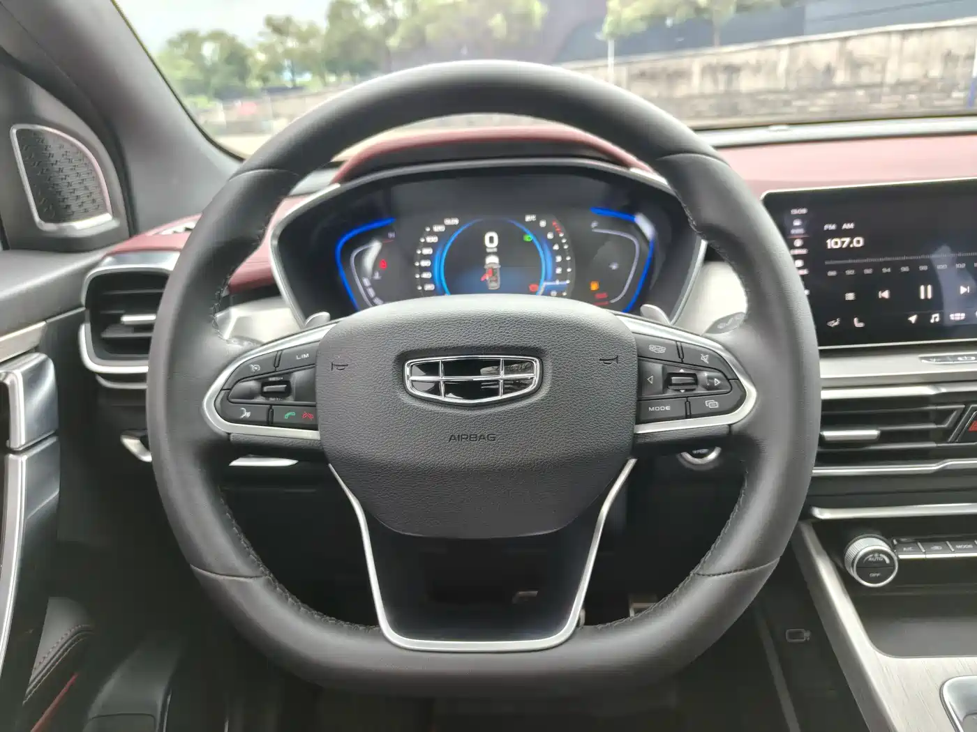 Фото 6 - Geely Binyue