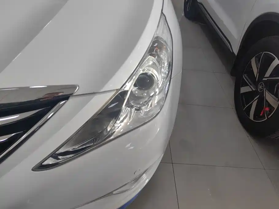 Photo 5 - Hyundai Sonata