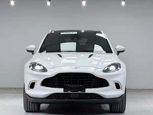 ASTON MARTIN DBX