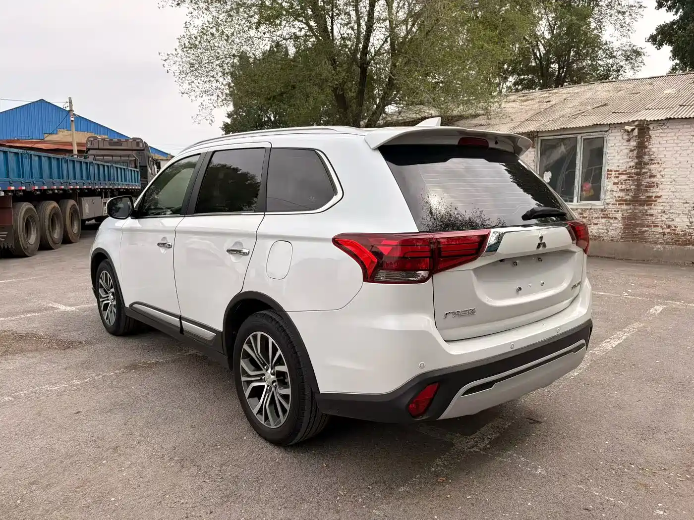 MITSUBISHI OUTLANDER