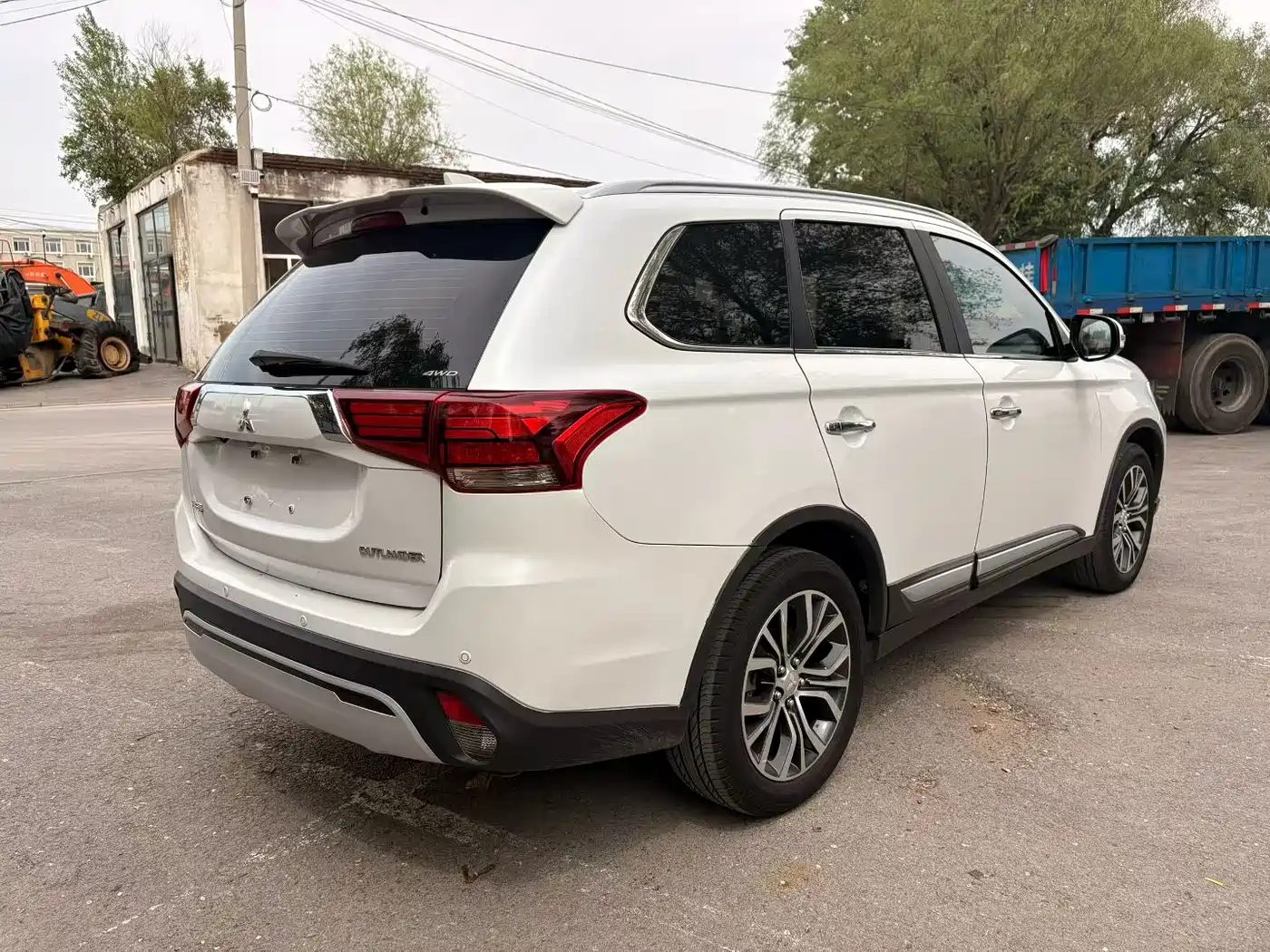 MITSUBISHI OUTLANDER