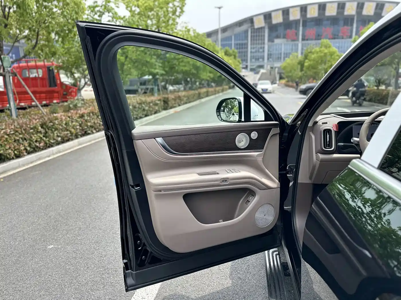 AITO Wenjie AITO M9 2025 Extended Range Ultra 52kWh 6-Seater фото 9