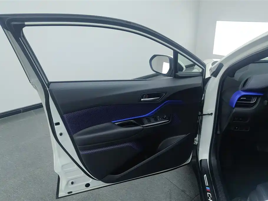 Toyota C-HR 2020 Model 2.0L Leading фото 7