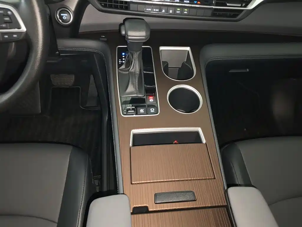 Toyota Granvia 2026 Model 2.5L Hybrid Luxury Edition фото 14