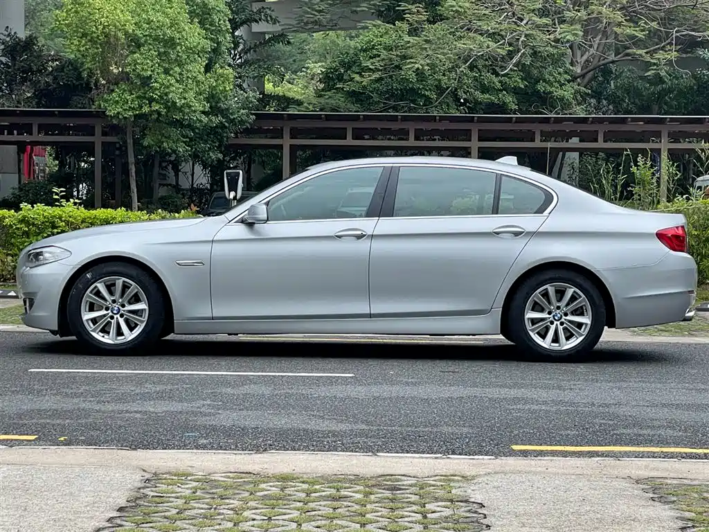BMW 5 Series 2011 523Li Leading фото 6