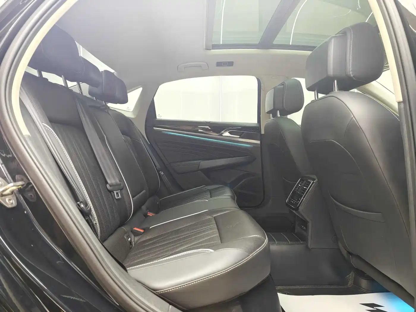 Volkswagen Passat 2023 Facelift 330TSI Luxury Edition фото 16
