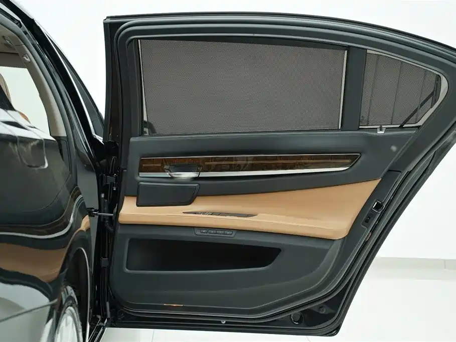 BMW 7 Series 2010 760Li фото 24