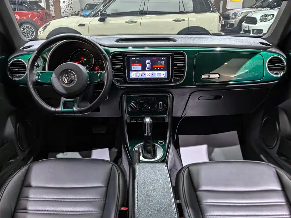Volkswagen Beetle 2017 180TSI Emerald Classic Edition фото 7