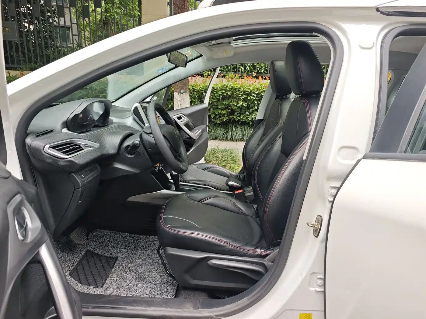 Peugeot 2008 2015 1.6L Automatic Cool Edition фото 12