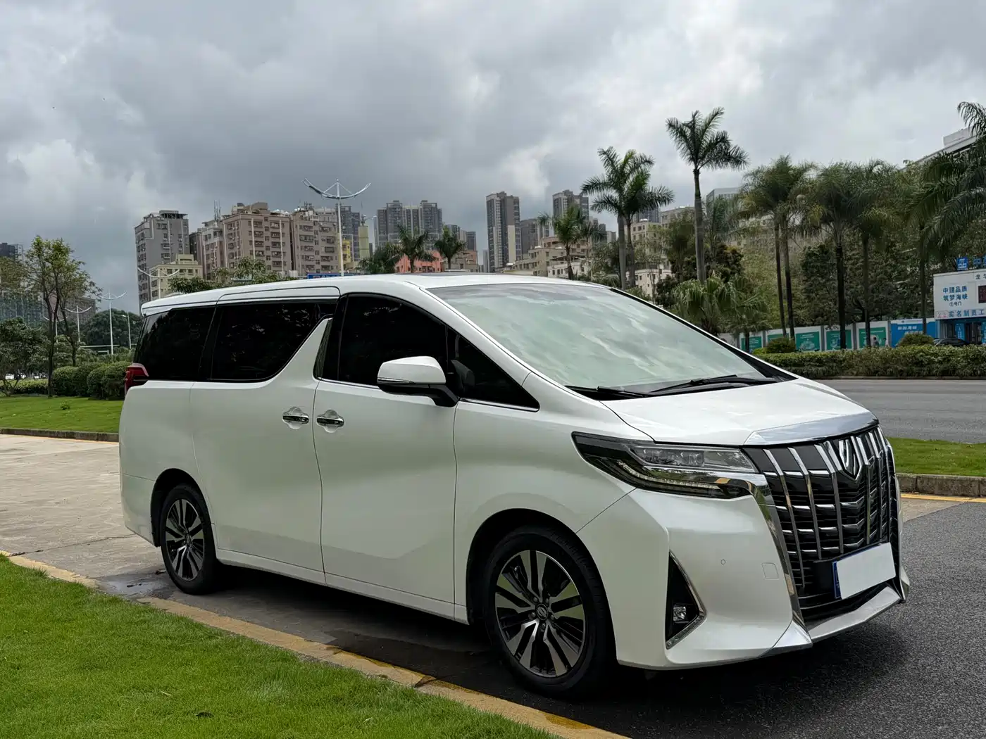 Toyota Alphard 2018 Facelift 3.5L Luxury Edition фото 3