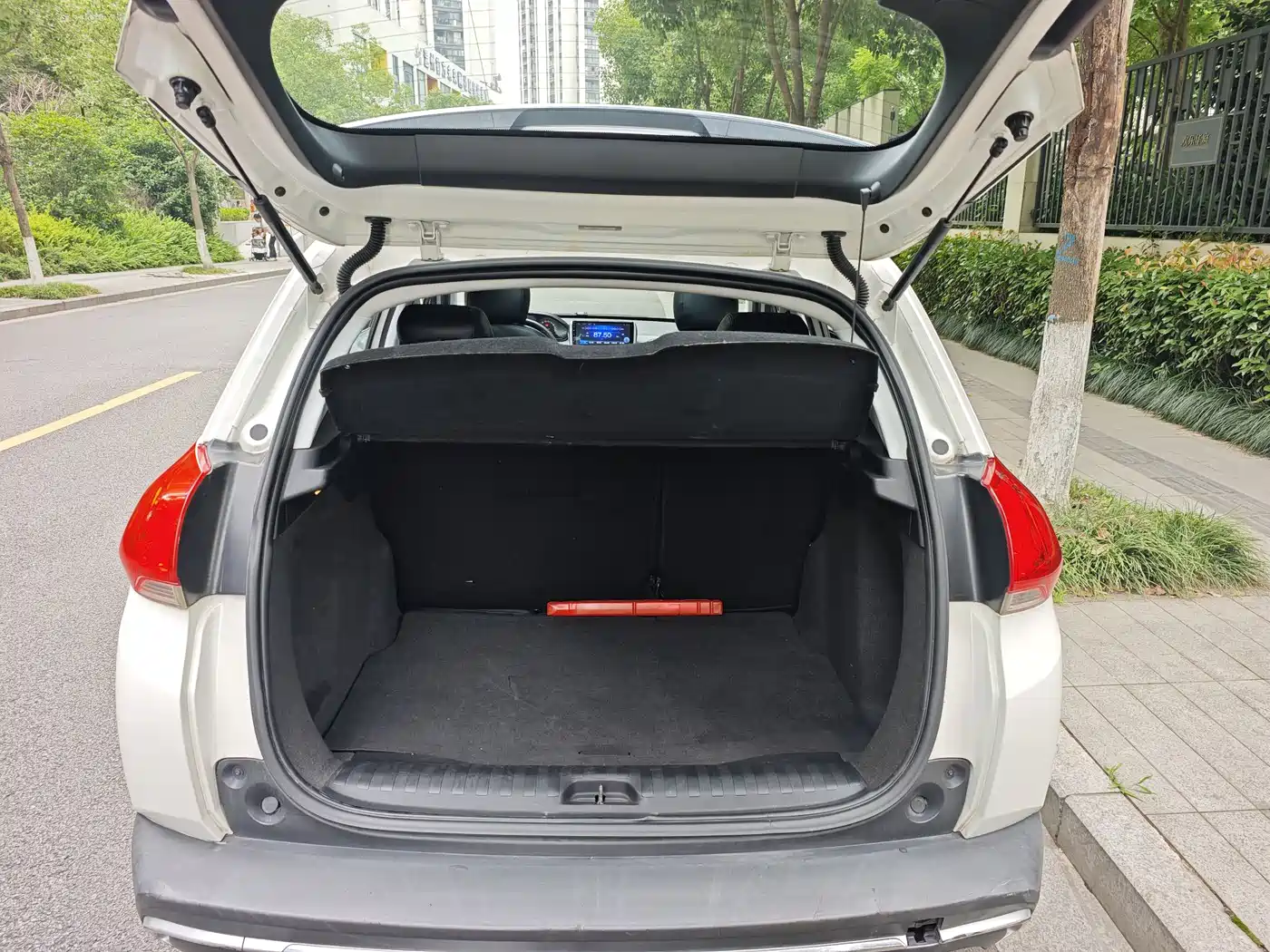 Peugeot 2008 2015 1.6L Automatic Cool Edition фото 19