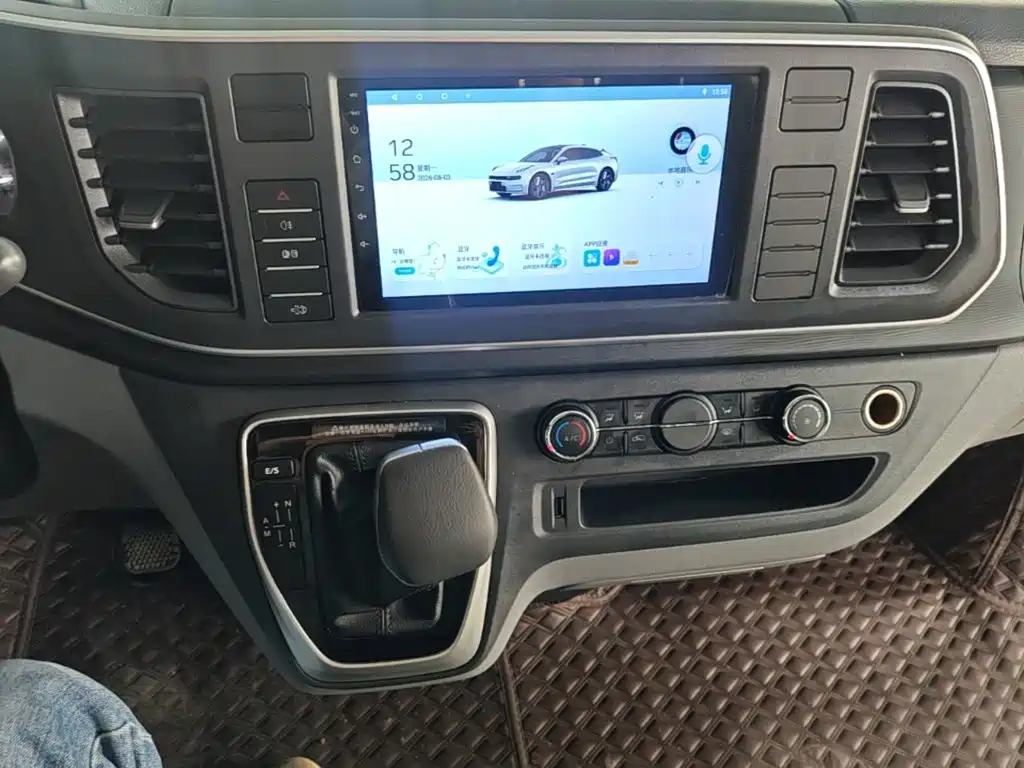SAIC Maxus Xintu V80 2025 2025 PRO Aoyun 2.0T AMT Short Wheelbase Medium Roof 5/6-Seater