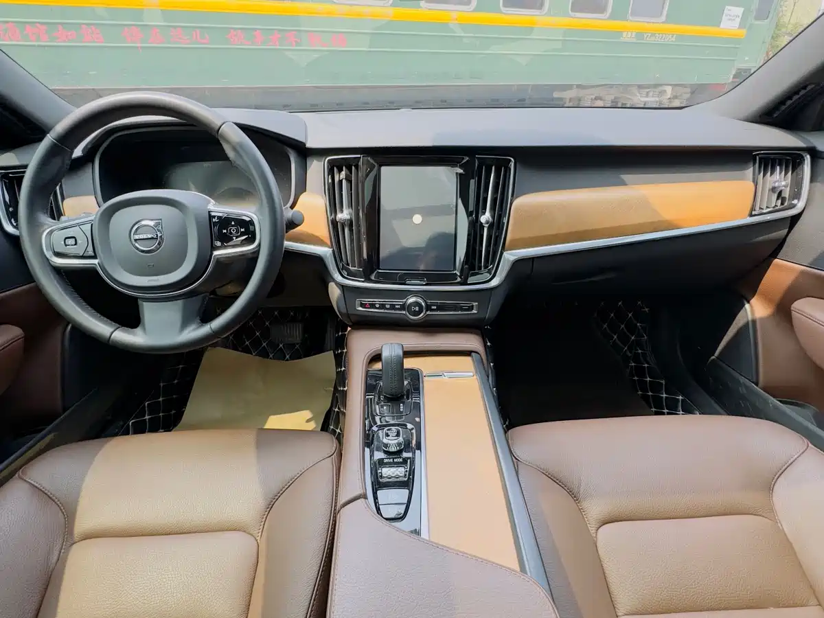 VOLVO S90