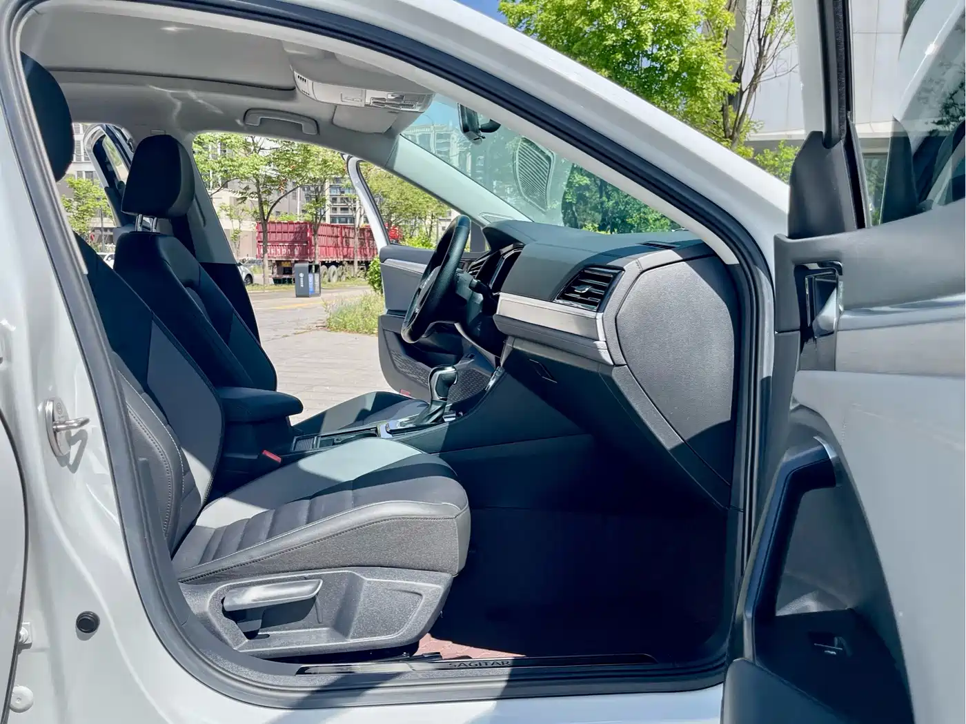 Volkswagen Sagitar 2022 280TSI DSG Surpassing Edition фото 8