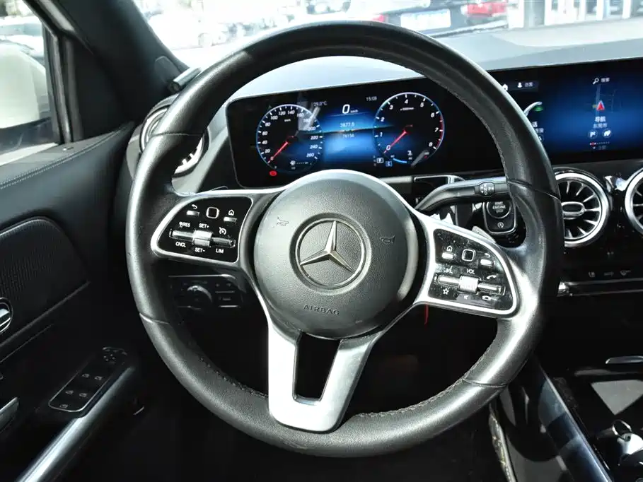 MERCEDES-BENZ GLA