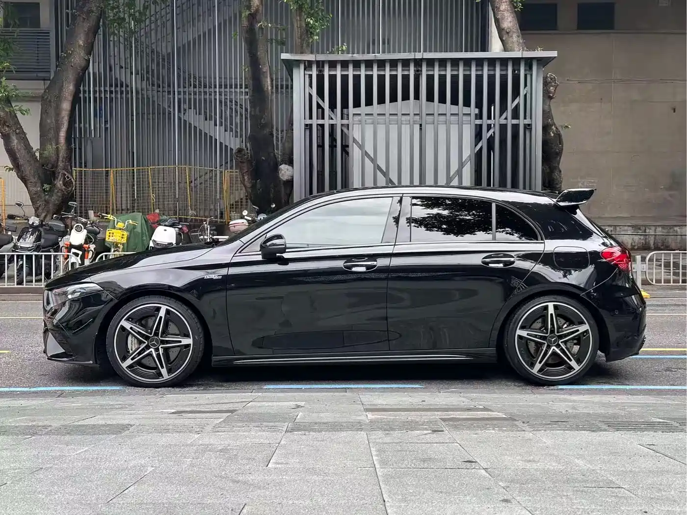 Mercedes-Benz A-Class AMG (Import) 2024 AMG A 35 4MATIC фото 3
