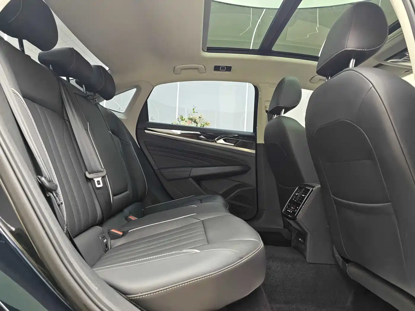 Volkswagen Passat 2023 330TSI Elite Edition фото 17